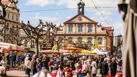 Verkaufsoffener Sonntag im Frühling in Rastatt mit Frühlingsmarkt auf dem Marktplatz