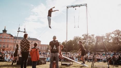Akrobaten vor dem Schloss Rastatt beim internationalen Straßentheaterfestival tête à tête