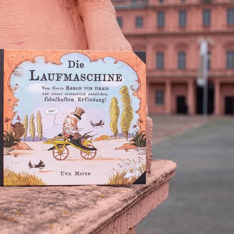 Livre pour enfants la machine à marcher. Disponible à l'office de tourisme du château