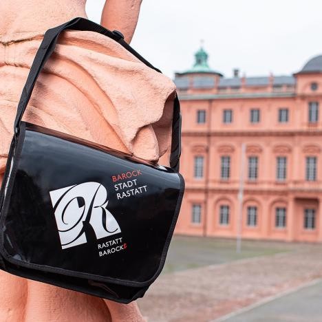 Sac à bandoulière Stadt Rastatt noir. Disponible à l'office de tourisme du château