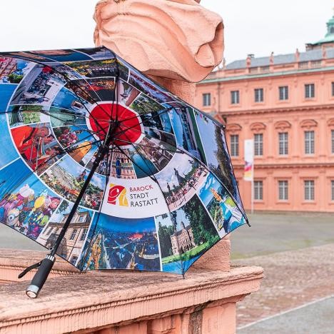 Parapluie avec des motifs de Rastatt. Disponible à l'office de tourisme du château