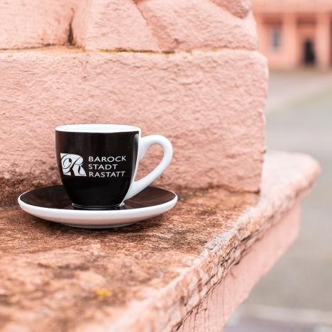 Tasse à expresso noire avec soucoupe. Disponible à l'office de tourisme du château