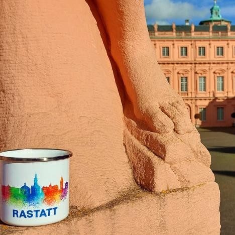 Mug blanc avec le skyline de Rastatt. Disponible à l'office de tourisme du château