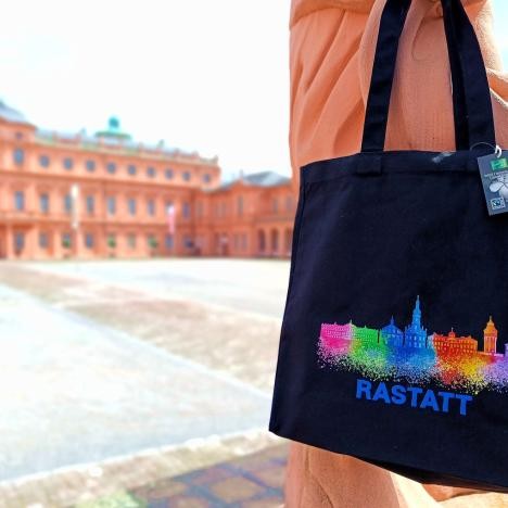 Sac à main Fairtrade Cotton noir avec le skyline de la ville de Rastatt. Disponible à l'office de tourisme du château