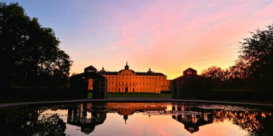 Schloss Rastatt_Schlossgarten Sonnenuntergang mit Teich_Foto Stadt Rastatt_Isabelle Joyon_2021