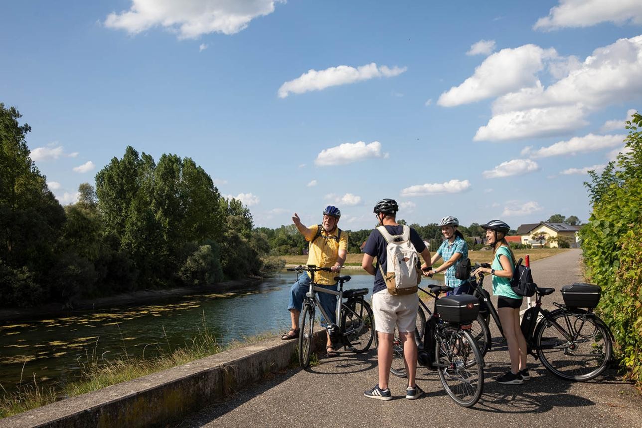 Cycling along the Rhine dam