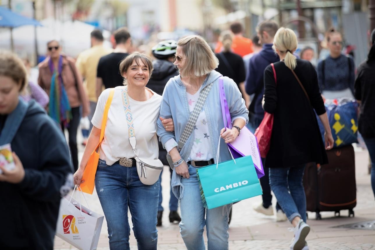 Two women shopping in the Poststrasse in Rastatt