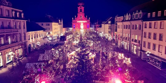 Weihnachtsmarkt_Von oben rosa_Foto Stadt Rastatt_Isabelle Joyon_2021