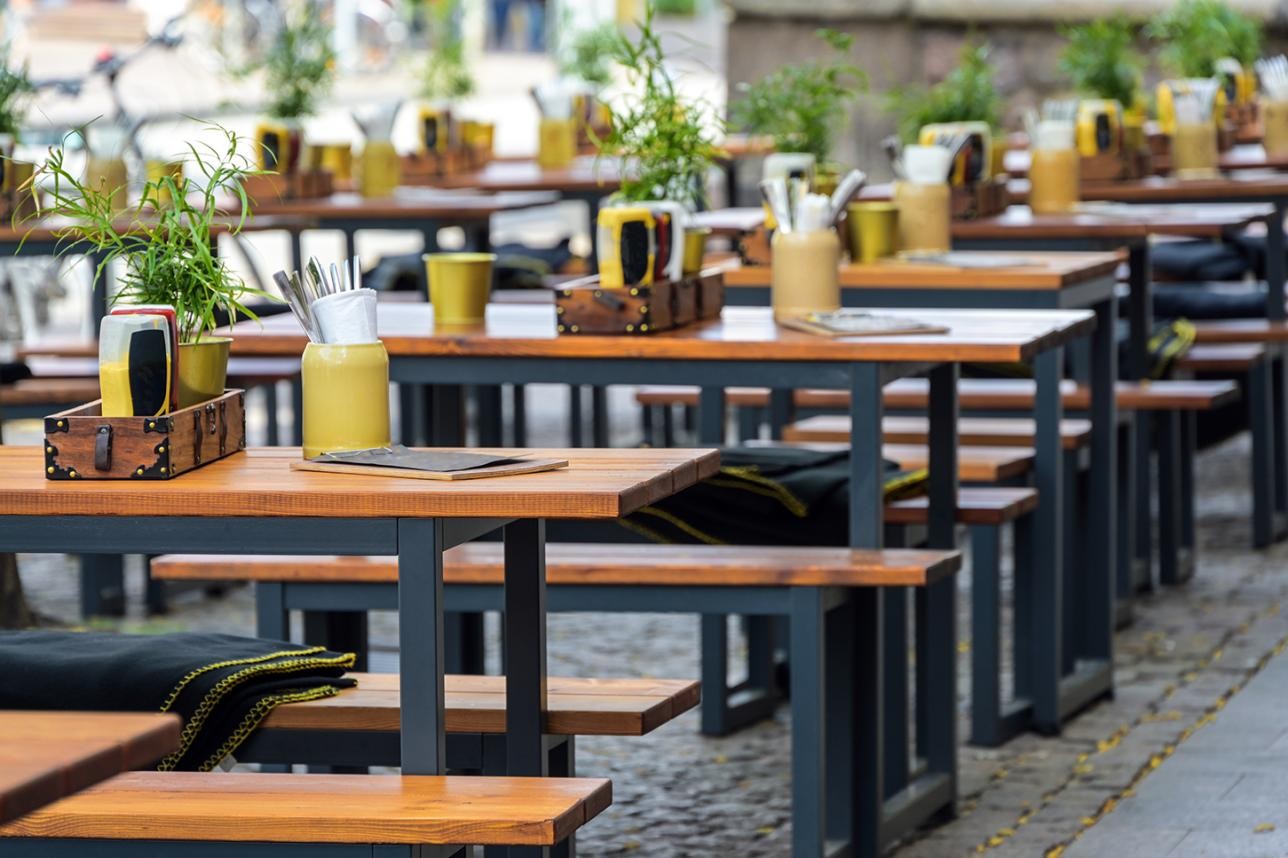 Die Gastronomie in der Innenstadt lädt zum Verweilen ein. Foto: Maren Winter-stock.adobe.com Tische in einem Biergaren