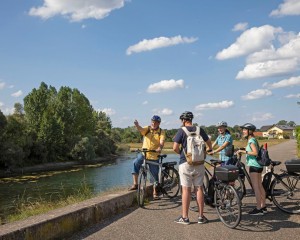 Fahrradgruppe an den Rheinauen