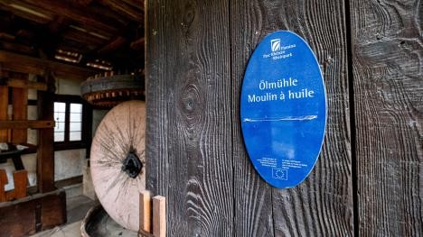 Riedmuseum Rastatt: Innenaufnahme der Ölmühle mit Malstein