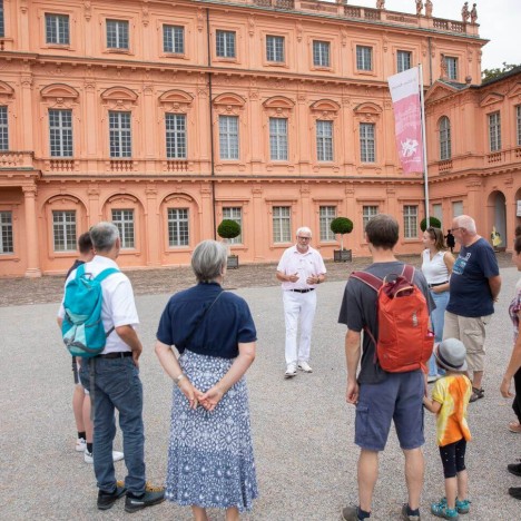Visite guidée de la ville Plus. Groupe dans la cour d'honneur du château de Rastatt
