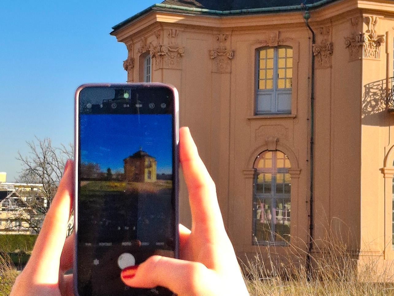 Frau fotografiert Pagodenburg