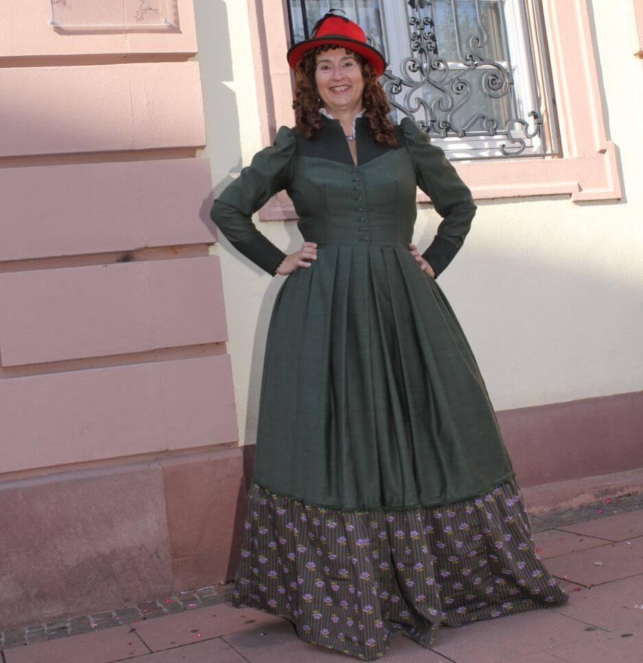 Femme en costume d'époque