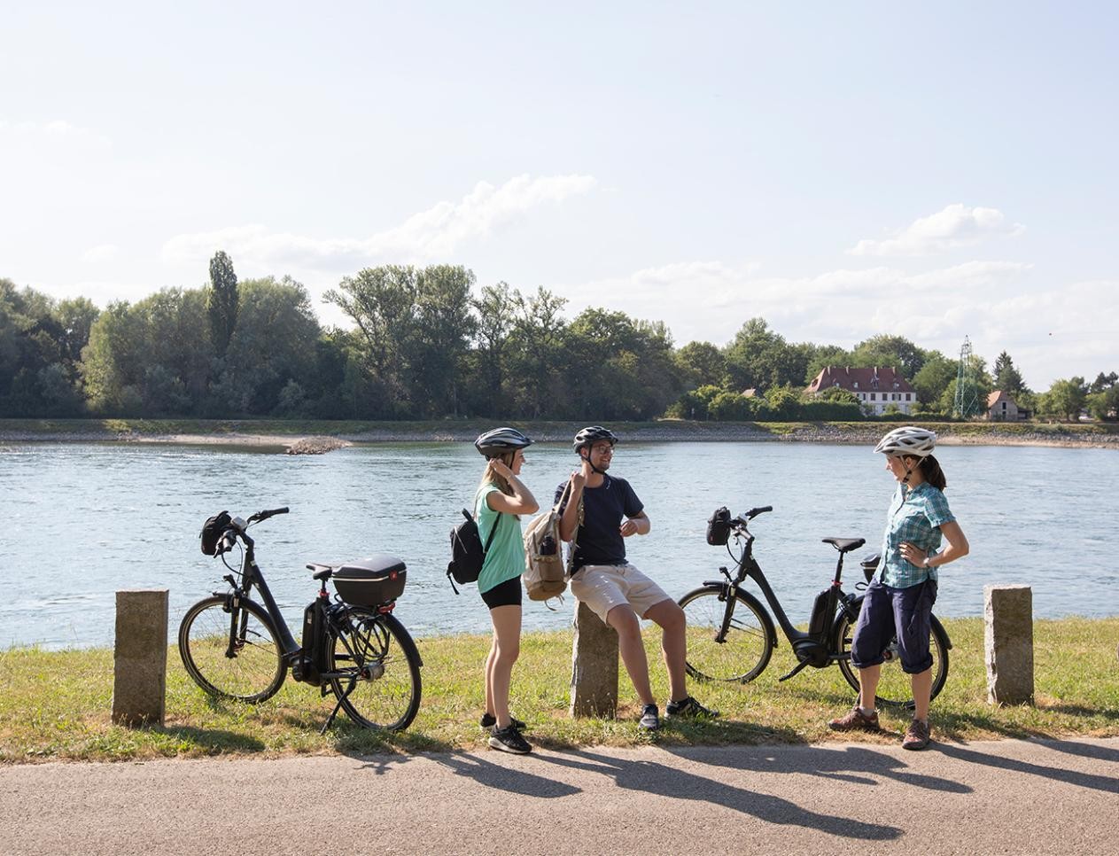Groupe de cyclistes sur les rives du Rhin à Plittersdorf