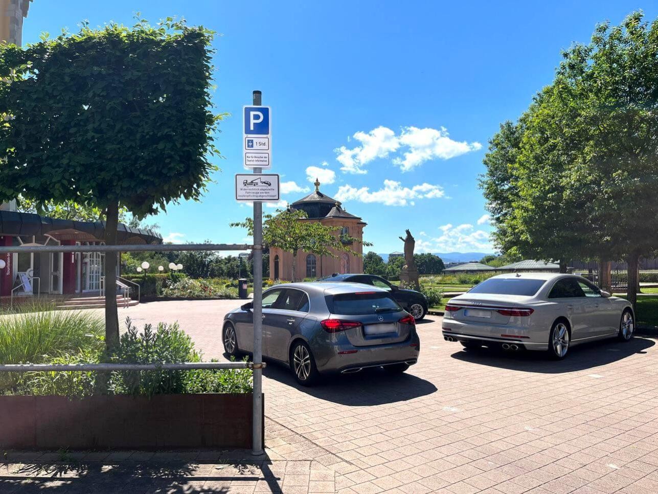 Parkplatz vor der Tourist-Information mit Hinweisschild