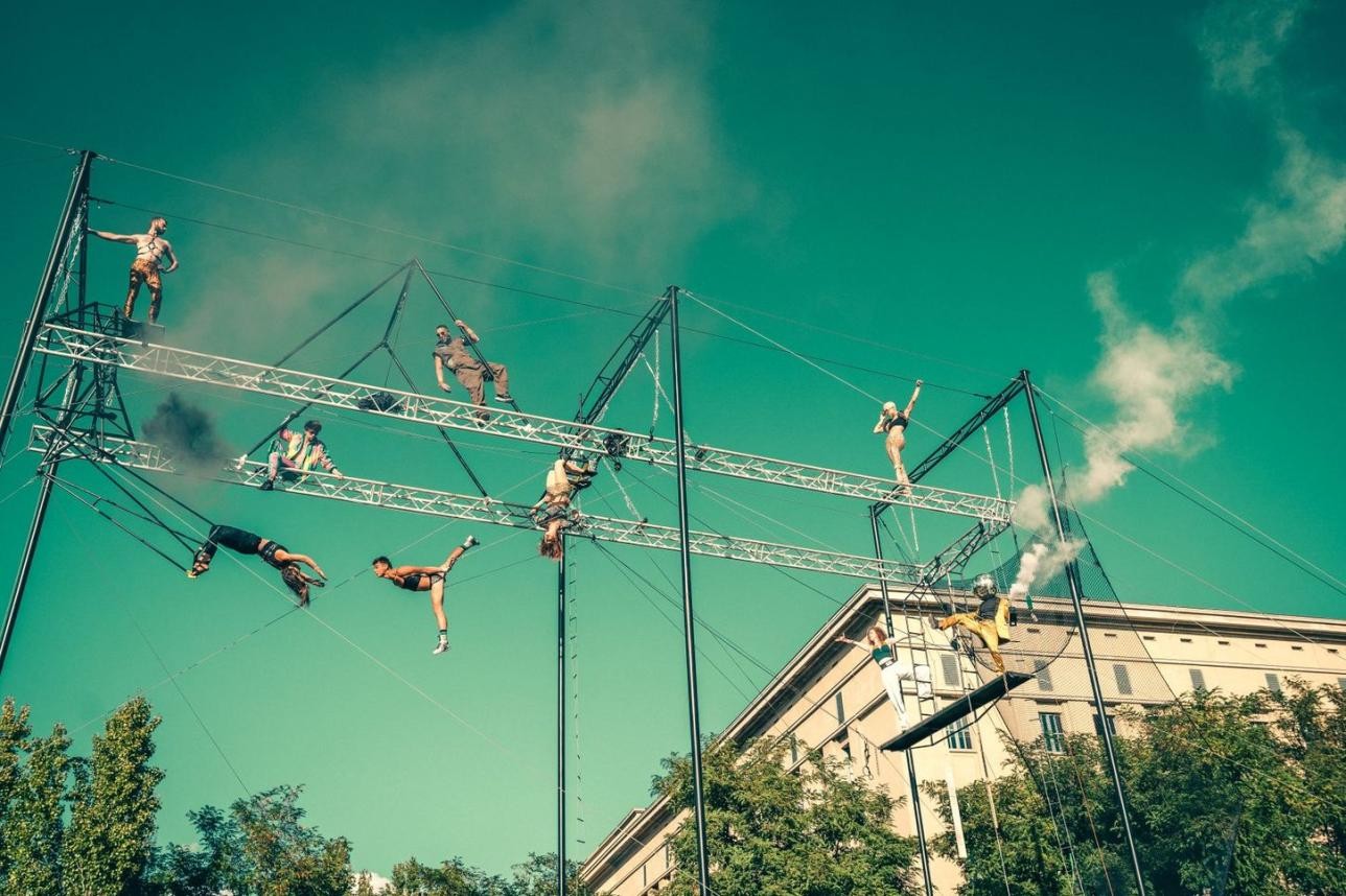 Das „GOGO HOME project“ mit ihrer Flugtrapez-Show. Foto: Pranay Werner Das „GOGO HOME project“ mit ihrer Flugtrapez-Show