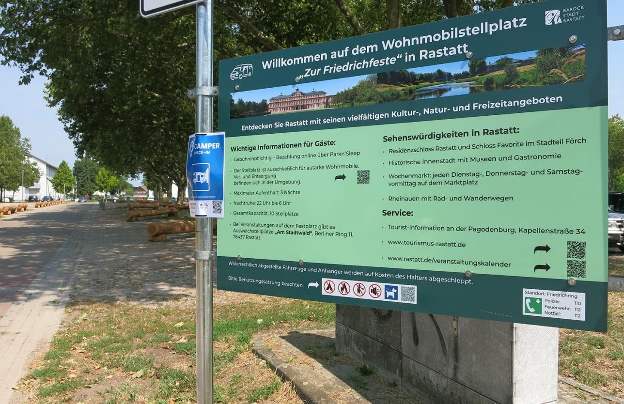 Städtische Wohnmobilstellplätze in Rastatt. Foto: Stadt Rastatt/Anne-Sophie Fulda Infoschild am Eingang beim Wohnmobilstellplatz "Zur Friedrichfeste" in Rastatt