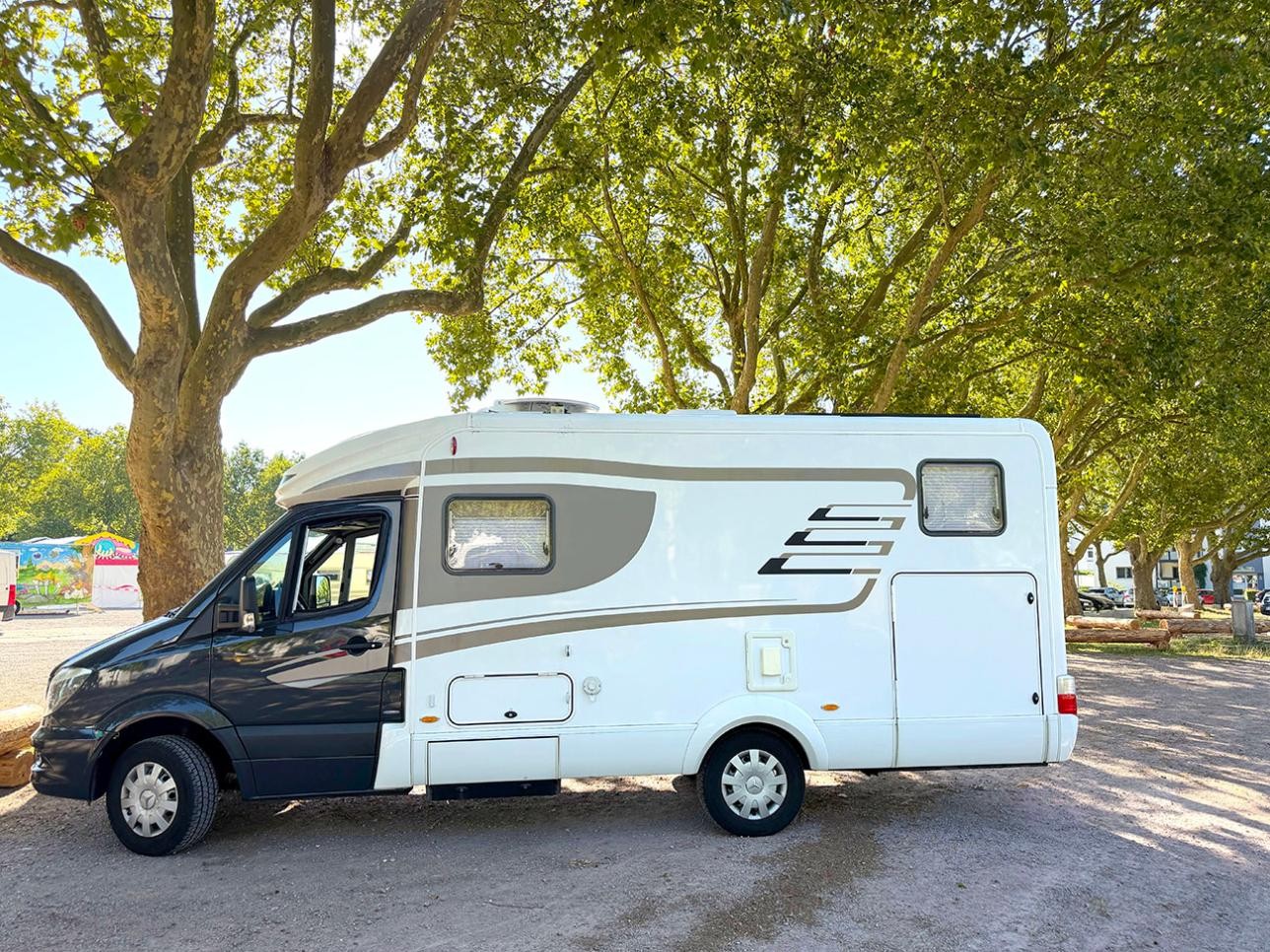 Wohnwagen steht auf dem Wohnmobilstellplatz "Zur Friedrichfeste"