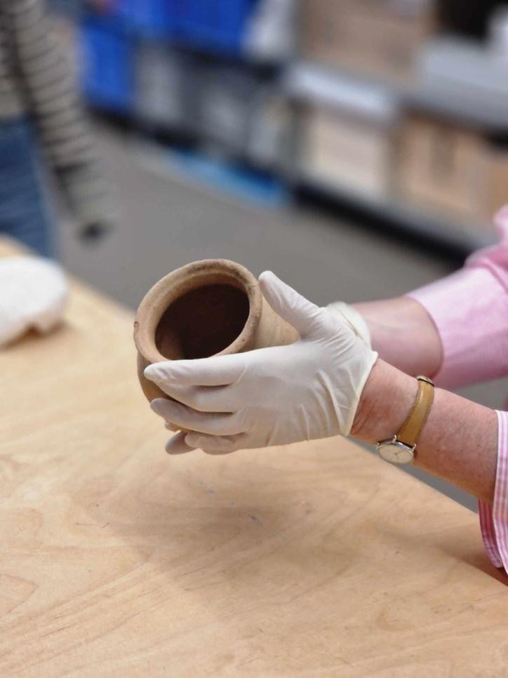 Im Stadtmuseum ist ein vollständig erhaltener Keramiktopf aus dem 13. Jahrhundert ausgestellt, der in Rastatt ausgegraben wurde. Foto: Stadt Rastatt/Johanna Kätzel Ein vollständig erhaltener Keramiktopf aus dem 13. Jahrhundert ausgestellt, der in Rastatt ausgegraben wurde.