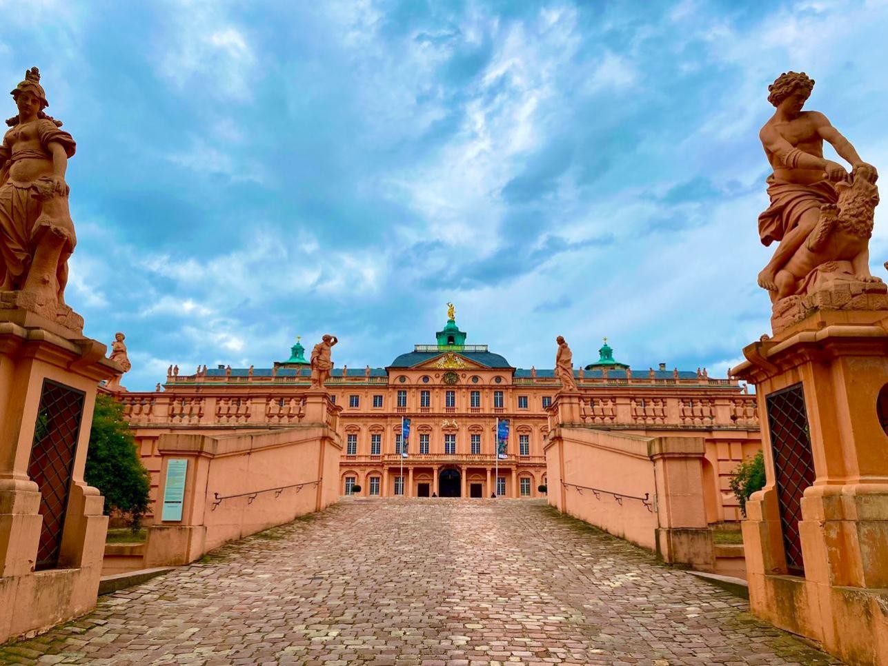 Bei der Stadtführung entlang des Revolutionspfads wird auch der Schlosshof des Rastatter Residenzschlosses besucht. Er war einer der zentralen Orte beim Kampf um Demokratie in Baden 1848/49. Foto: Wiebke Freund / Stadt Rastatt. Schlosshof des Rastatter Residenzschlosses