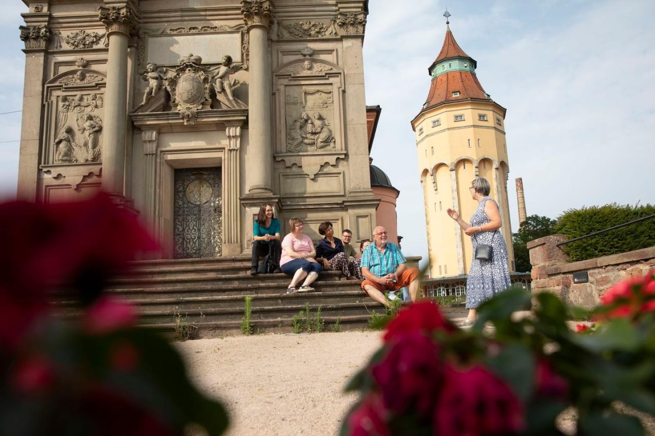Mehr über Rastatts spannende Vergangenheit erfahren können Teilnehmer bei der Historischen Stadtführung der Tourist-Info. Foto: Ulrike Klumpp. Menschen auf Treppe