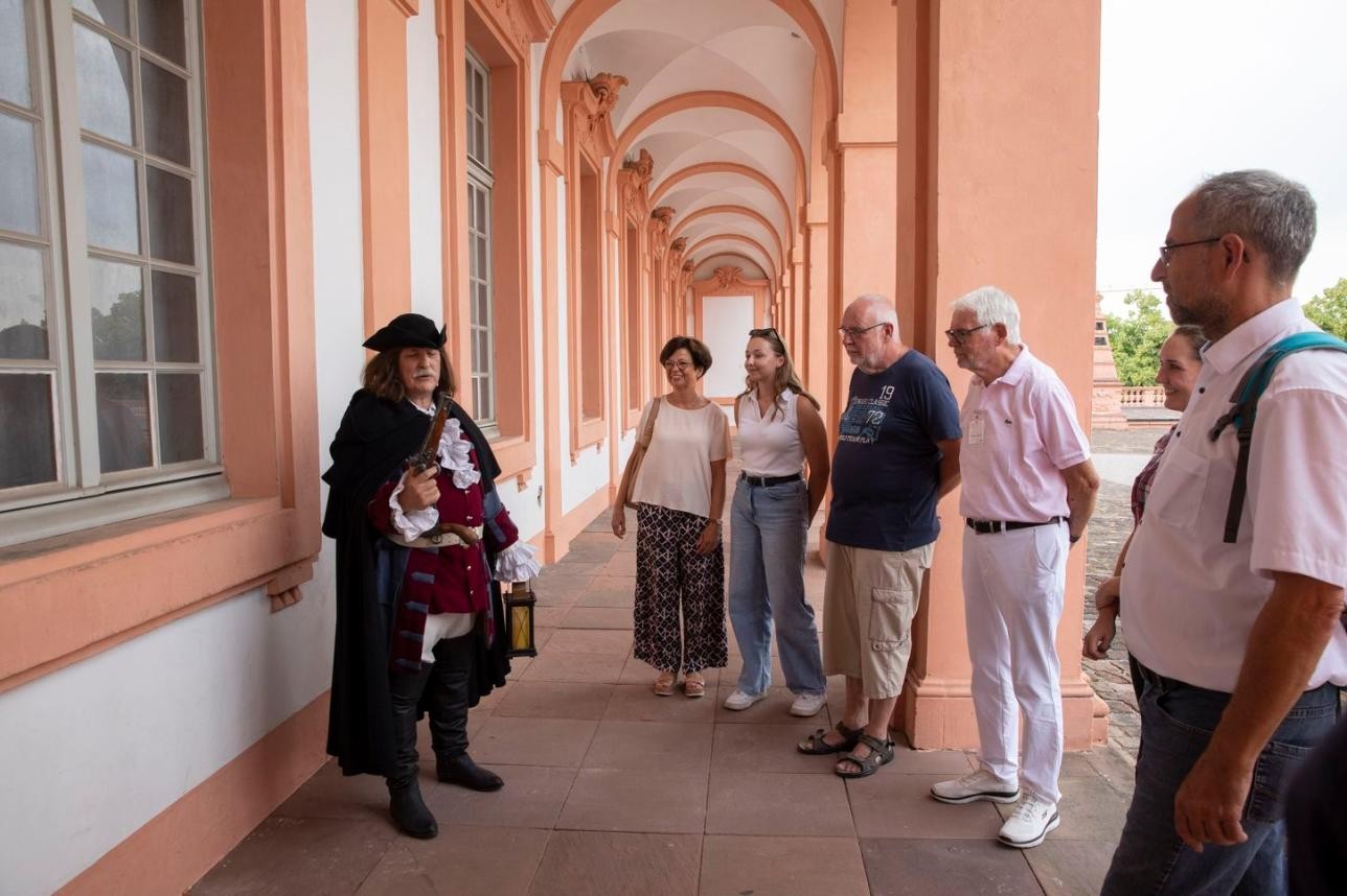 Während alle schliefen, drehte er seine Runden: Bei einer Kostümführung der Tourist-Info kann man den Rastatter Nachtwächter begleiten. Foto: Ulrike Klumpp. Mann im historischen Kostüm