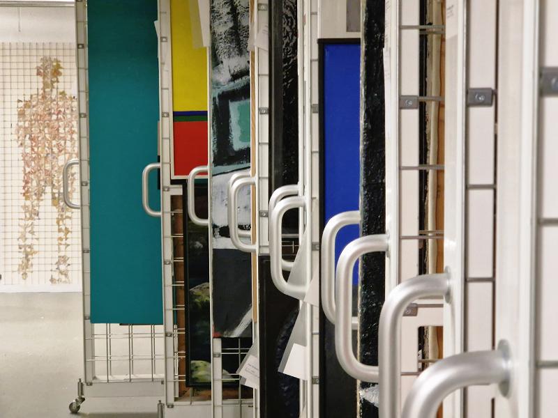 Blick ins Gemäldedepot der Städtischen Galerie Fruchthalle